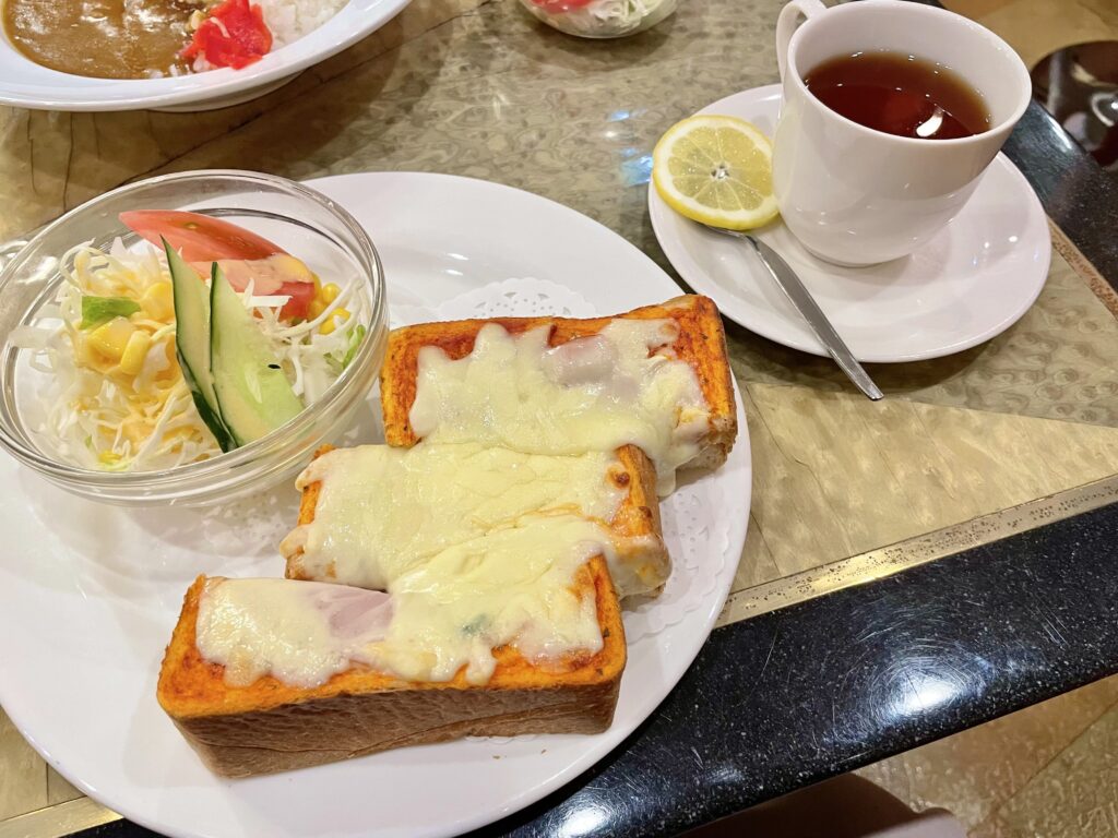 有楽町の純喫茶『ローヤル』のピザトーストセット