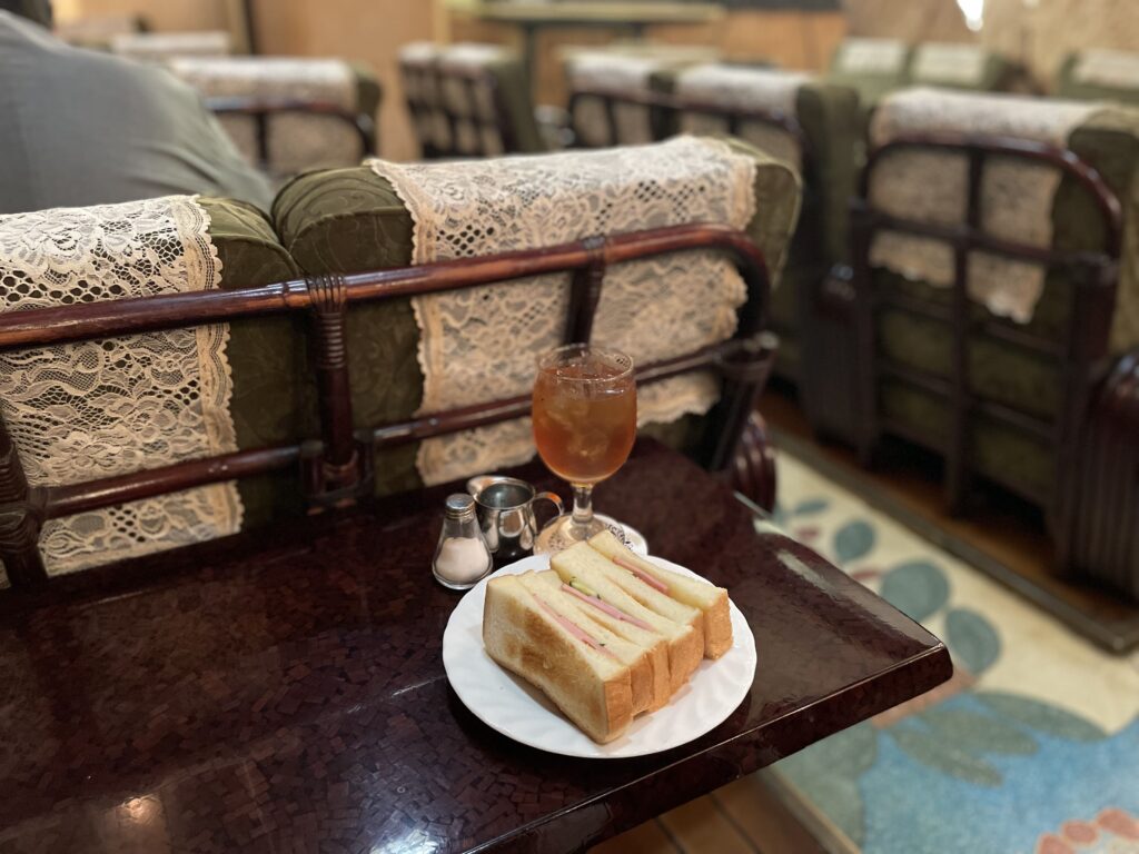 上野の純喫茶「古城」のトーストサンドセット（ハム）