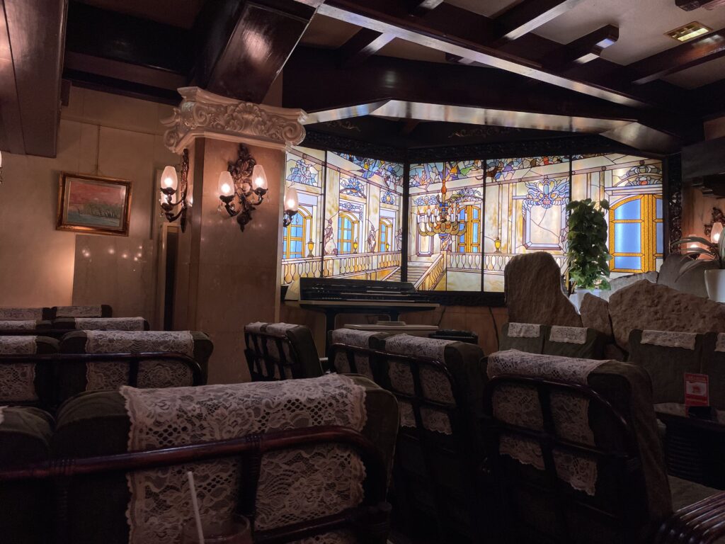 上野の純喫茶「古城」の店内の座席とステップ