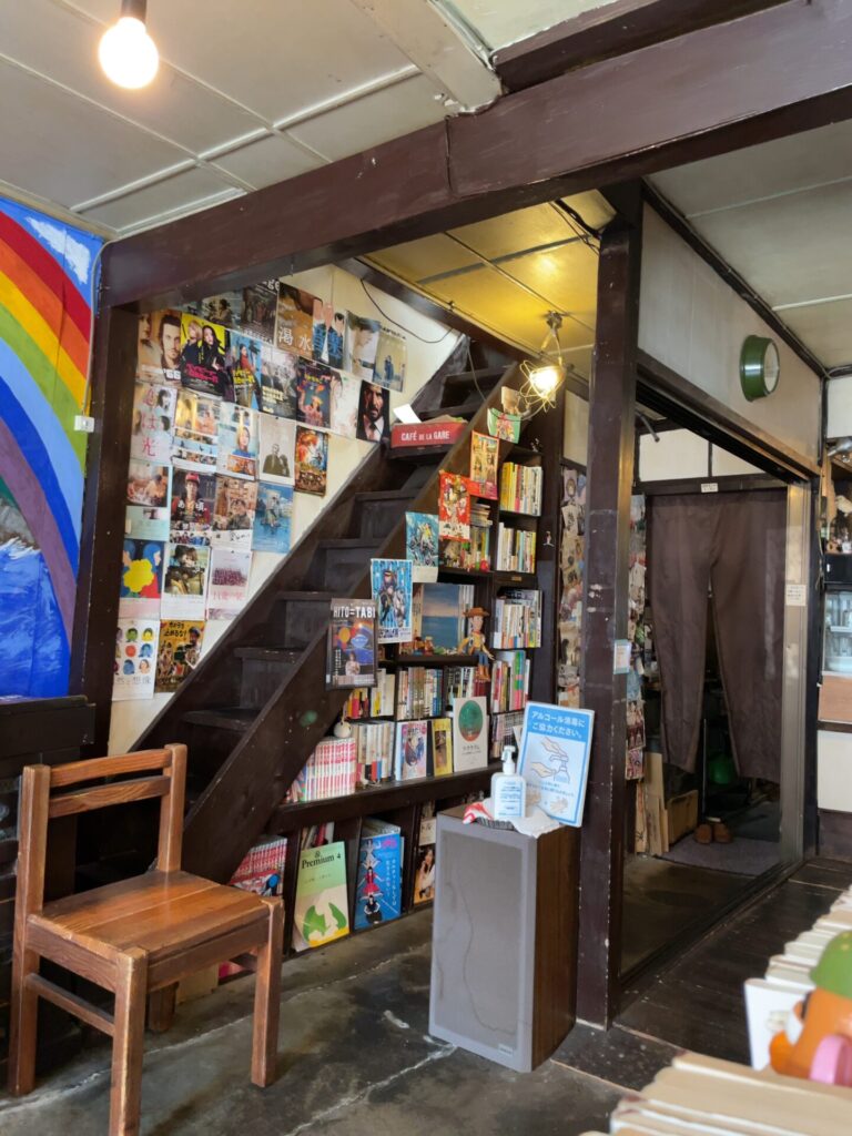 京都「カフェ1001」店内（本棚）