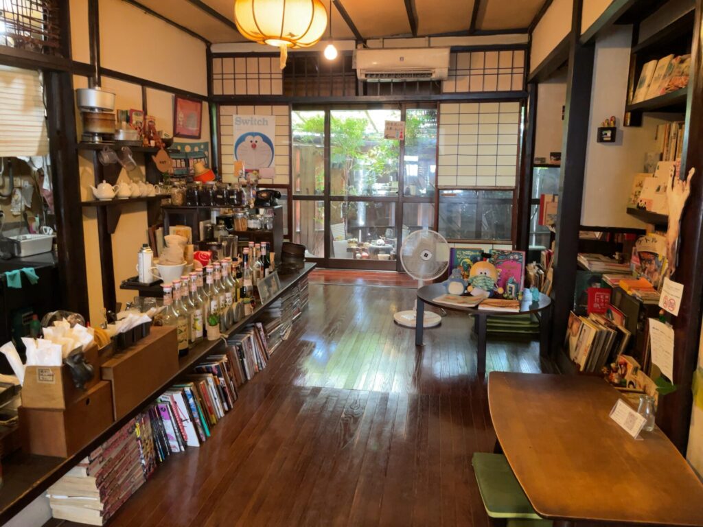 京都「カフェ1001」の店内（本と雑貨）
