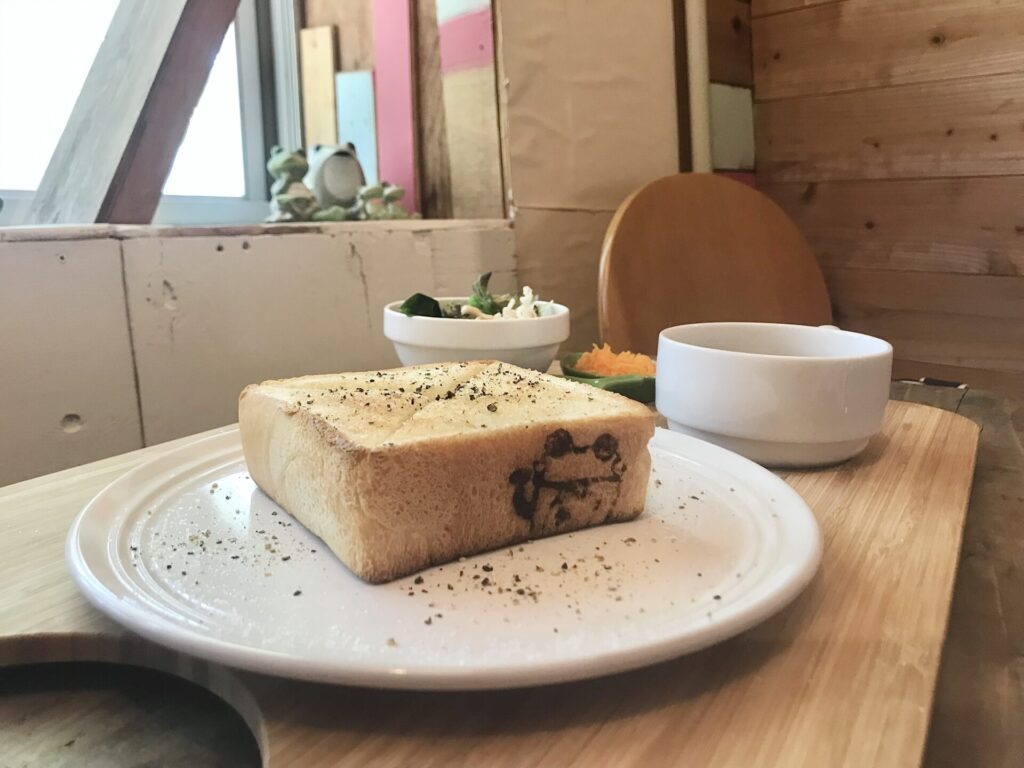 『かえるかえるカフェ』のランチメニュー「絶品塩トースト」