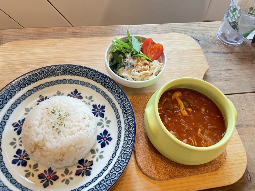 『かえるかえるカフェ』のランチメニュー「恋するハッシュドポーク」