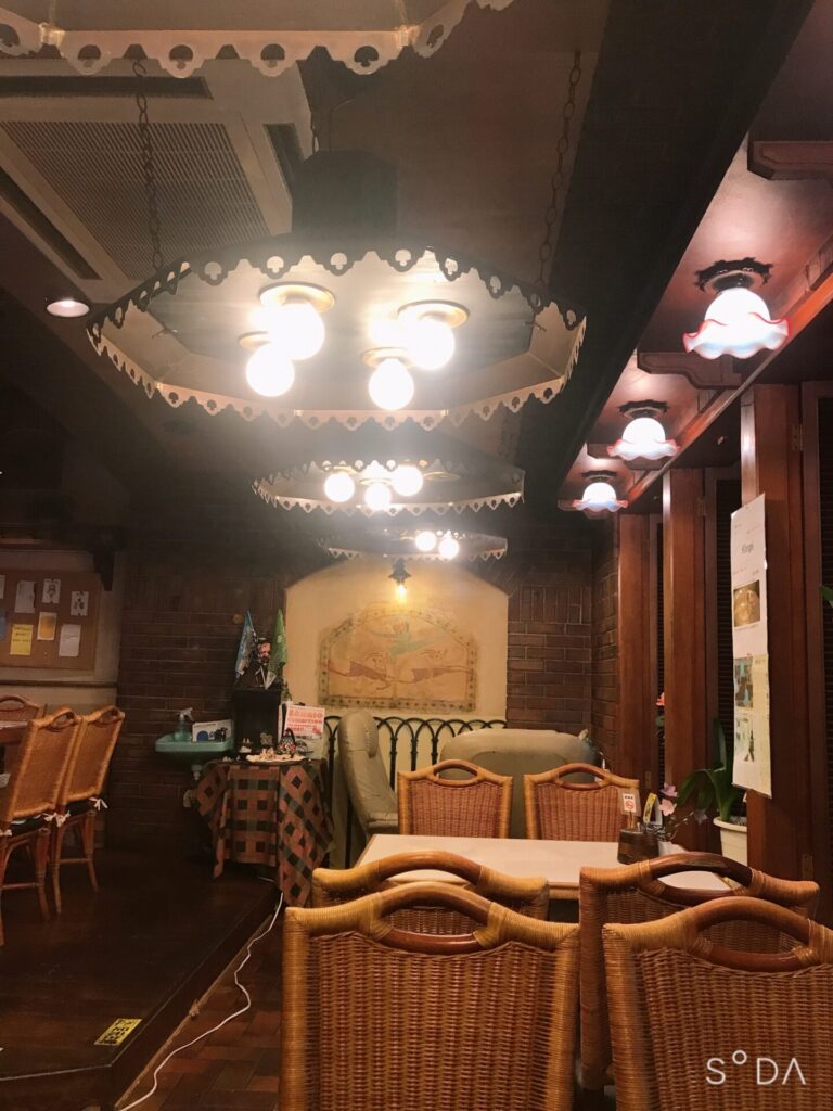 新潟市古町の喫茶店「カリヨン」の内装（テーブルとイス）