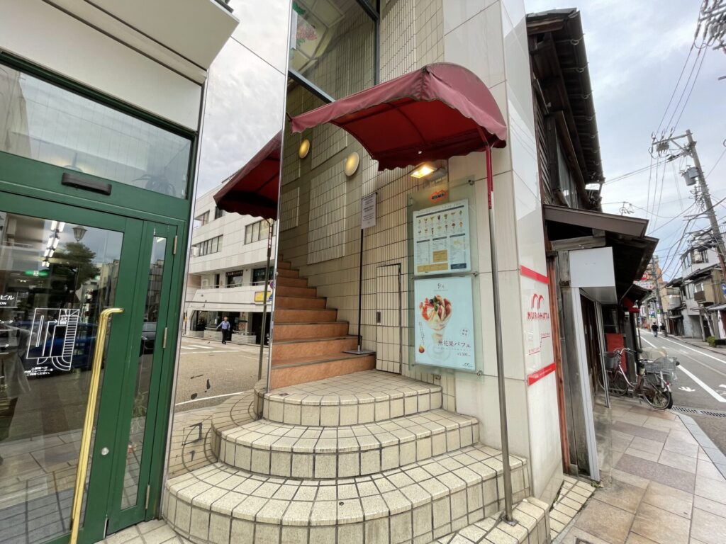 フルーツパーラーむらはた本店の一階入り口