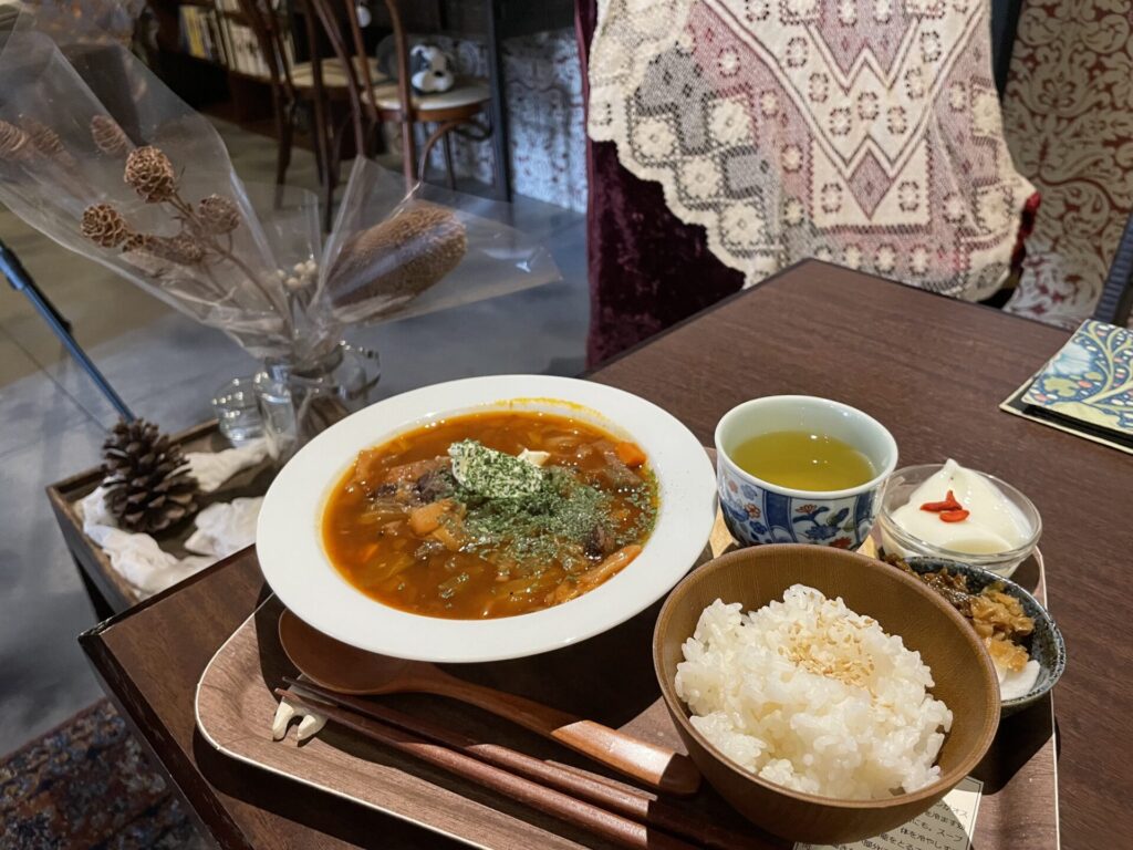 金沢寺町「薬屋カフェ」のボルシチランチ