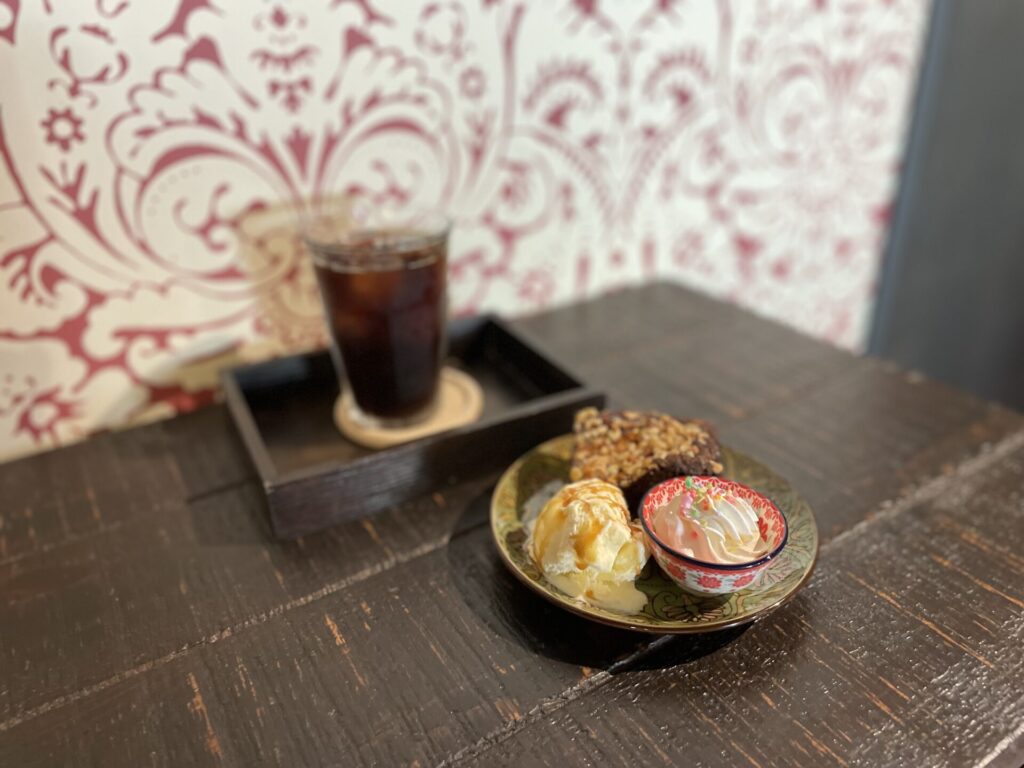 金沢寺町「薬屋カフェ」のアイスコーヒーとキャロットケーキ