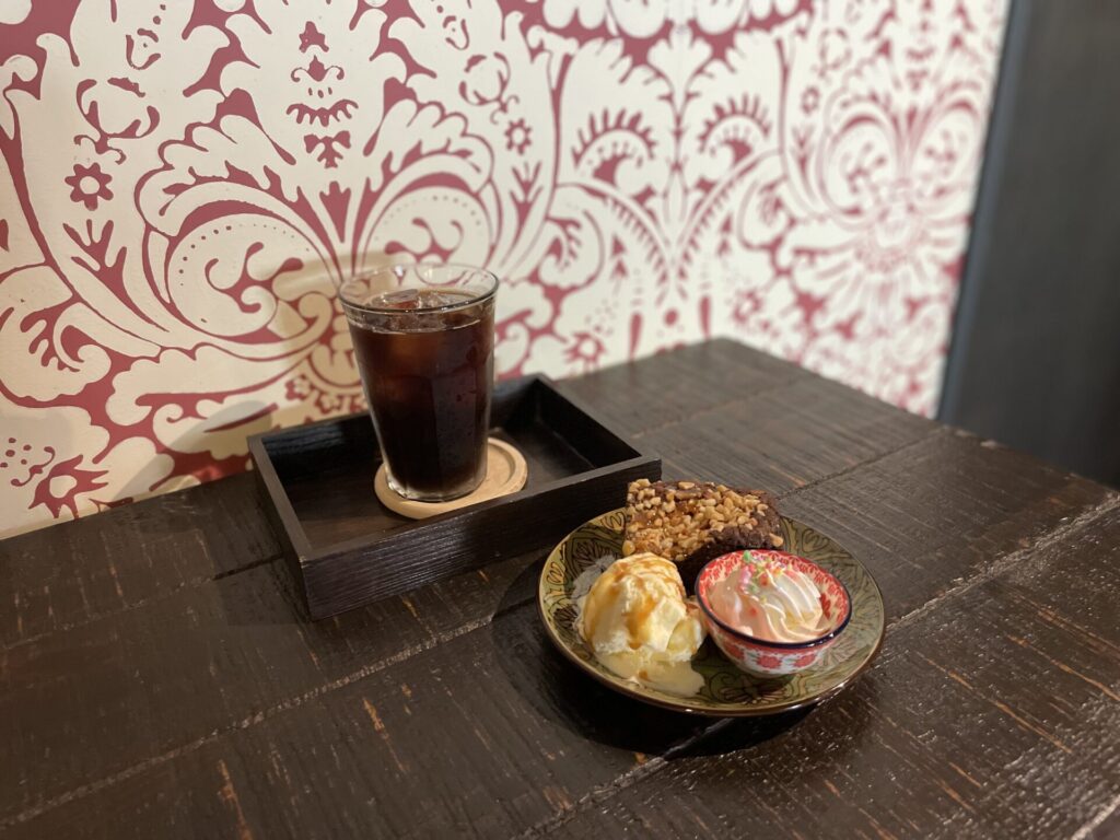 金沢寺町「薬屋カフェ」のアイスコーヒーとキャロットケーキ
