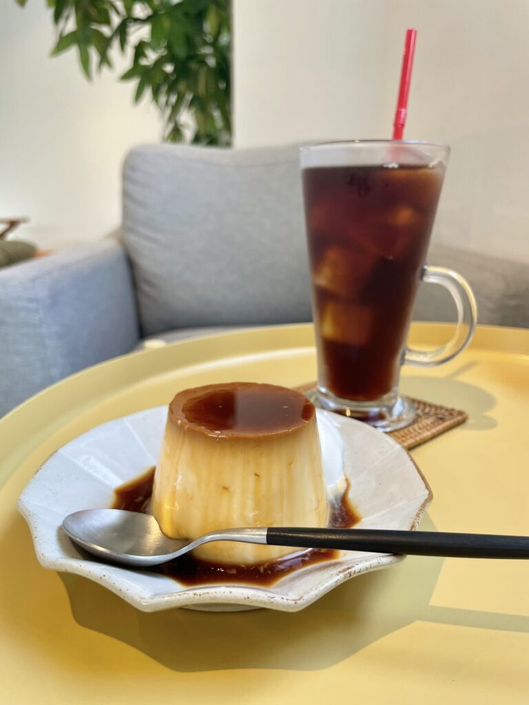 金沢寺町のワザナカフェのプリンとコーヒー