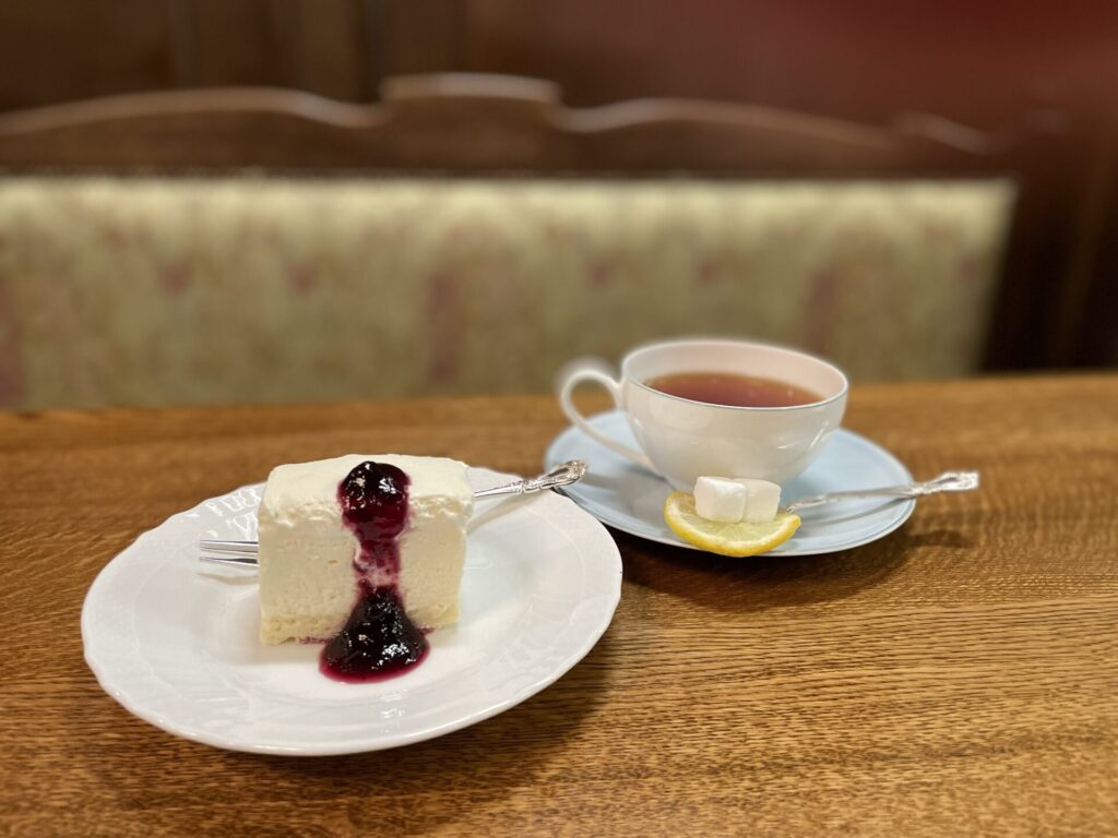 フランソア喫茶室のレアチーズケーキと紅茶