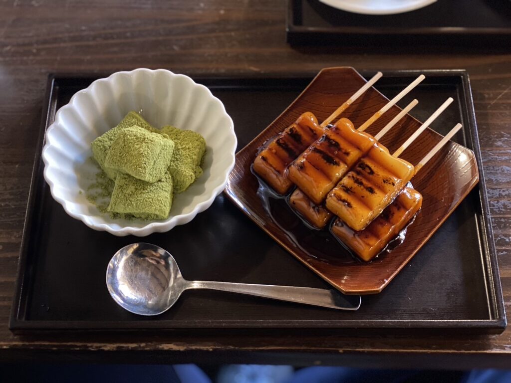 京都「梅園」のメニュー　みたらし団子と抹茶わらび餅