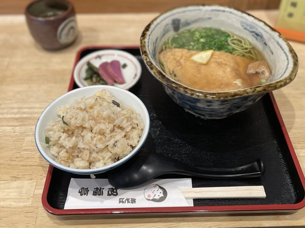 京都　招福亭（しょうふくてい）のランチメニュー　きつねそば　かやく飯セット