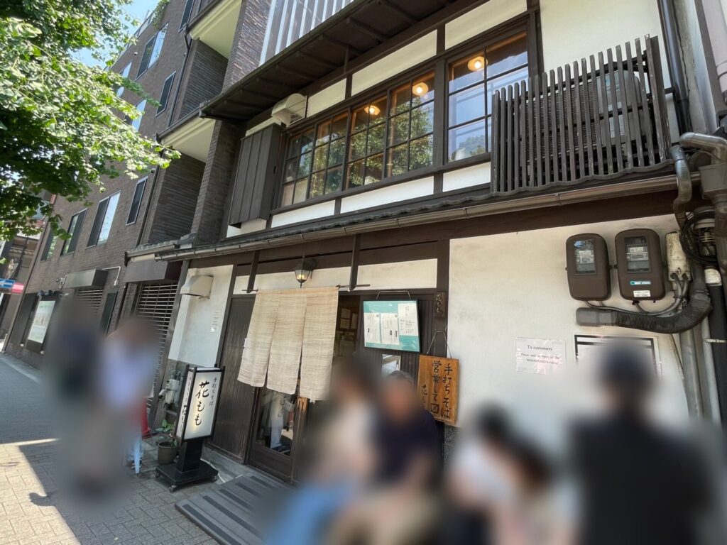 手打ちそば 花もも 予約なしで並ぶ列の様子