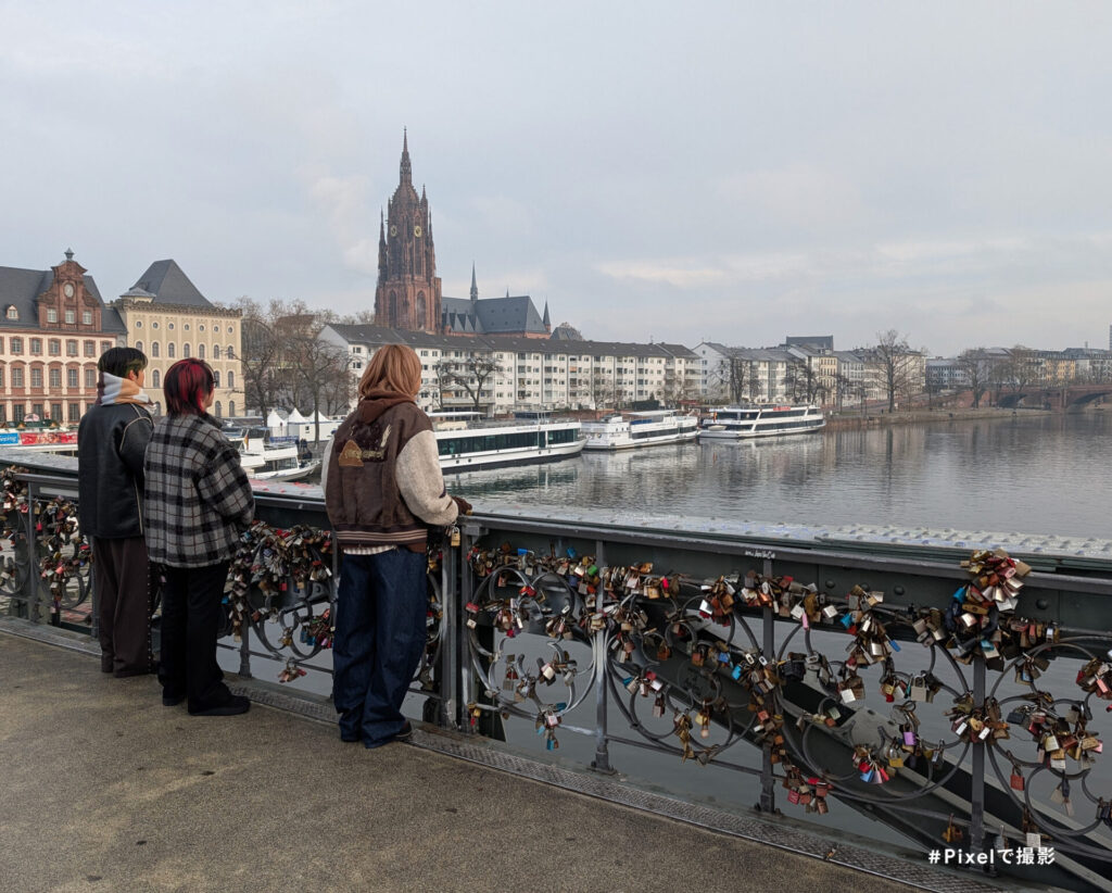 鉄の橋(アイゼルナー・シュテグ)でたたずむミセスの3人|ミセスがアナザースカイで巡ったドイツの観光地・場所